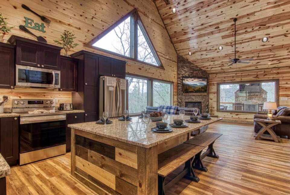 Cozy Bear Luxury Cabin with Indoor Pool! - Sevierville, Tennessee