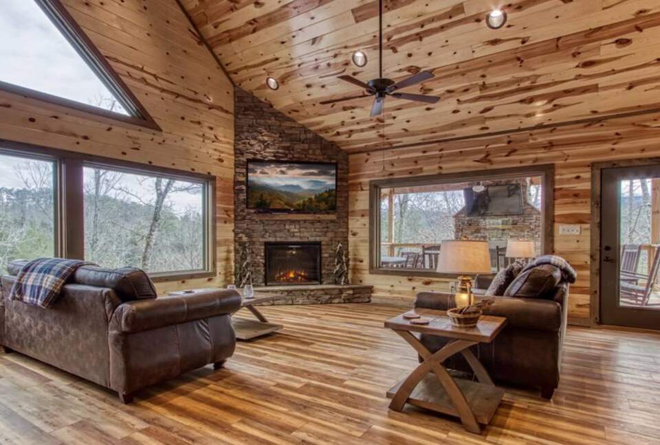 Cozy Bear Luxury Cabin with Indoor Pool! - Sevierville, Tennessee