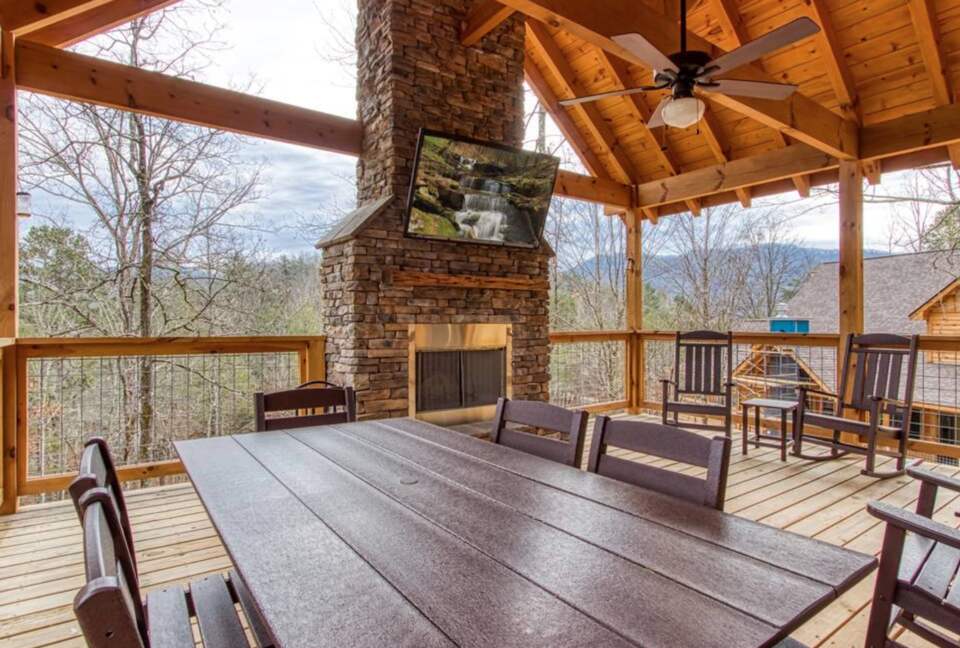 Cozy Bear Luxury Cabin with Indoor Pool! - Sevierville, Tennessee