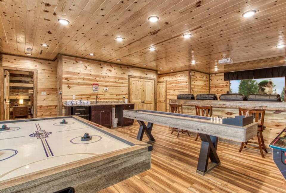 Cozy Bear Luxury Cabin with Indoor Pool! - Sevierville, Tennessee