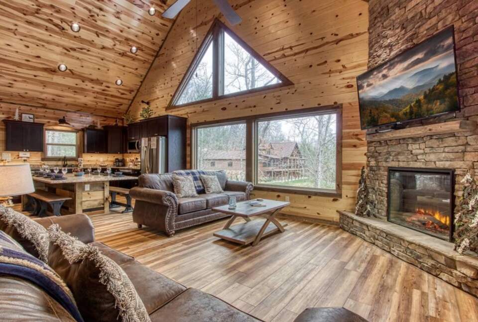 Cozy Bear Luxury Cabin with Indoor Pool! - Sevierville, Tennessee