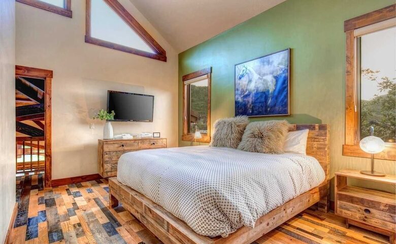 The Perch Park City - Magnificent Old Town Home with Views |Elevator | Hot Tub | Sauna | Game Room | Pinball - Park City, Utah