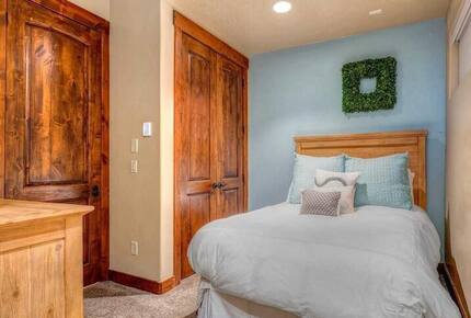 The Perch Park City - Magnificent Old Town Home with Views |Elevator | Hot Tub | Sauna | Game Room | Pinball - Park City, Utah