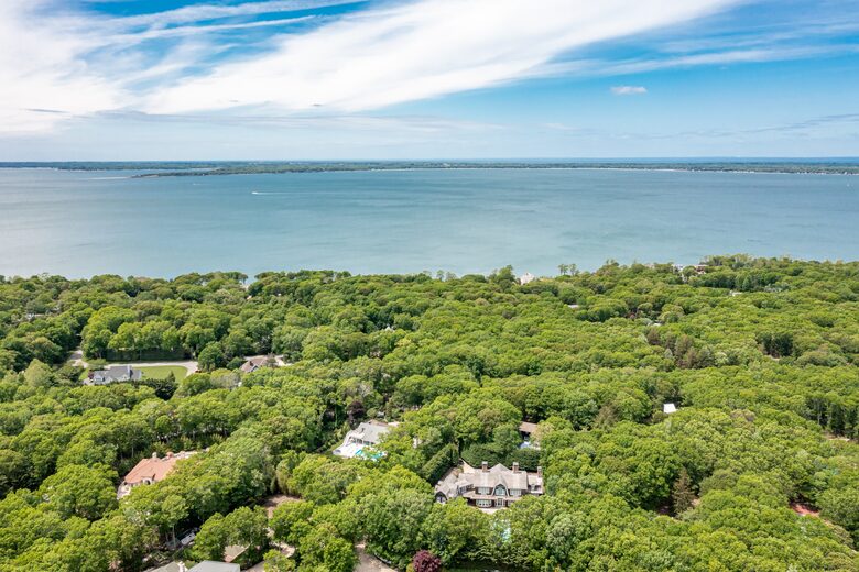 Stunning Sag Harbor Beach House - Sag Harbor, New York