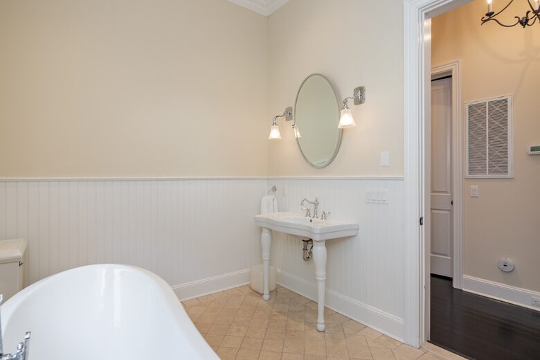 Stunning Sag Harbor Beach House - Sag Harbor, New York