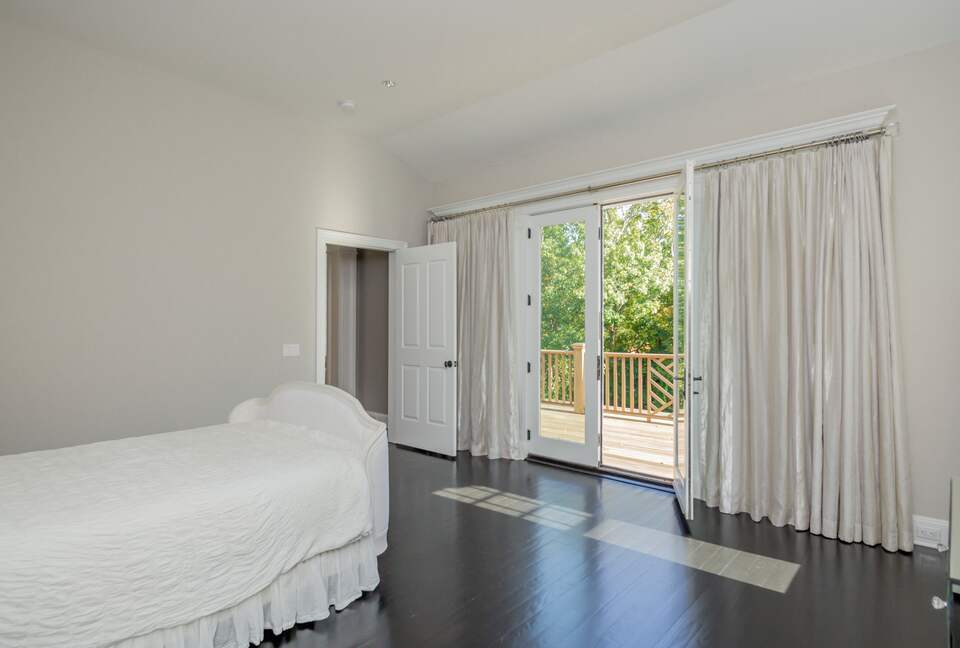 Stunning Sag Harbor Beach House - Sag Harbor, New York