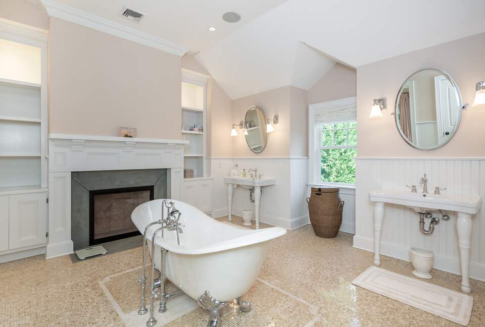 Stunning Sag Harbor Beach House - Sag Harbor, New York