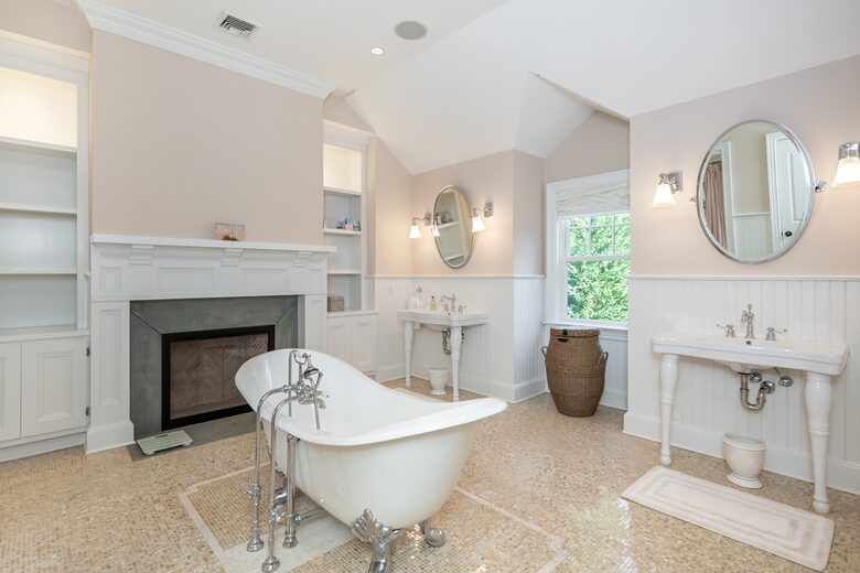 Stunning Sag Harbor Beach House - Sag Harbor, New York