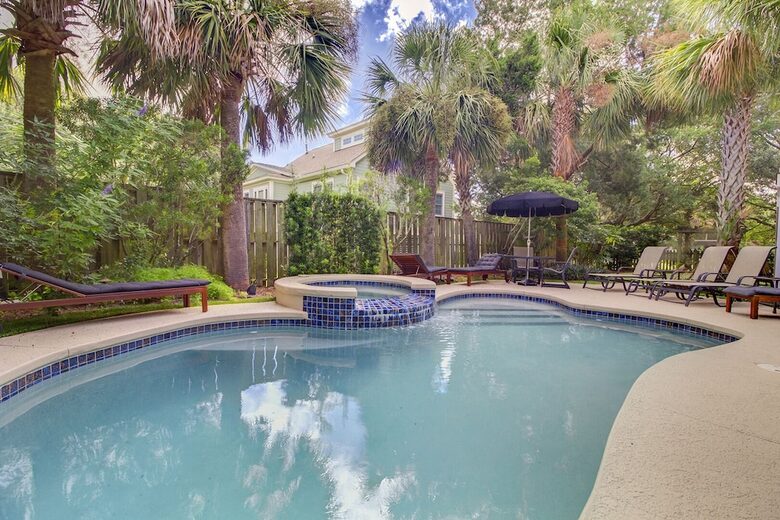 Isle of Palms Happy Place | Gorgeous 2nd Row Home w/ Pool, Hot Tub, Games, Dog Friendly - Isle of Palms, South Carolina