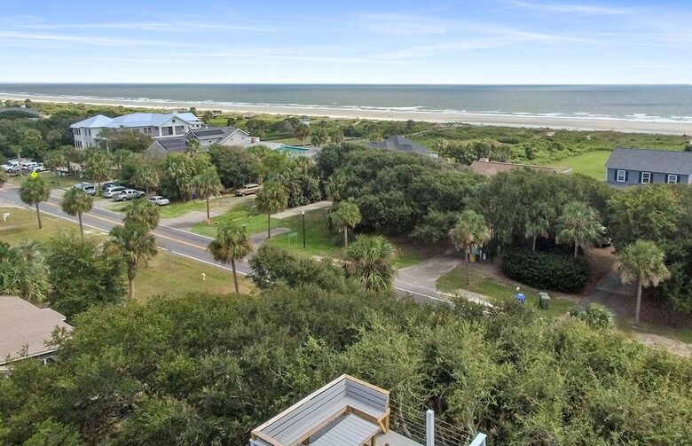 Isle of Palms Happy Place | Gorgeous 2nd Row Home w/ Pool, Hot Tub, Games, Dog Friendly - Isle of Palms, South Carolina
