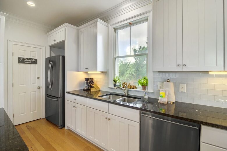 Isle of Palms Happy Place | Gorgeous 2nd Row Home w/ Pool, Hot Tub, Games, Dog Friendly - Isle of Palms, South Carolina