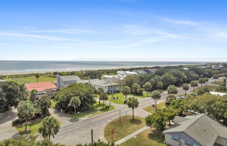 Isle of Palms Happy Place | Gorgeous 2nd Row Home w/ Pool, Hot Tub, Games, Dog Friendly - Isle of Palms, South Carolina