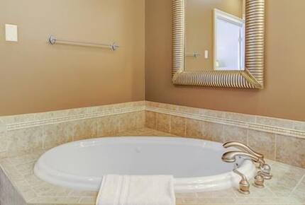 Isle of Palms Happy Place | Gorgeous 2nd Row Home w/ Pool, Hot Tub, Games, Dog Friendly - Isle of Palms, South Carolina