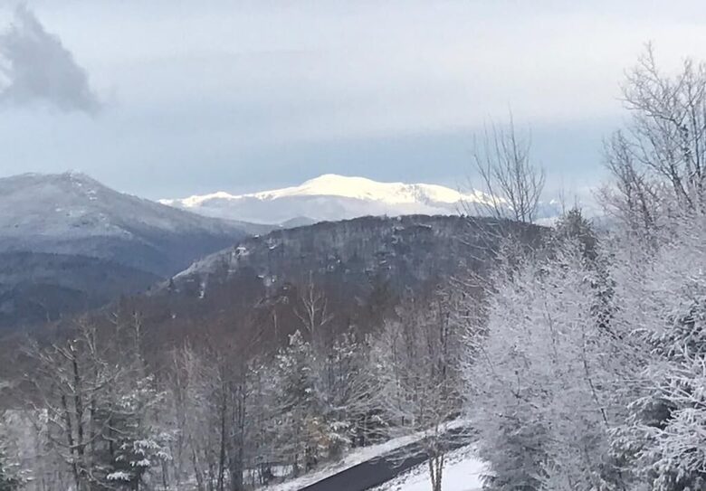 All-American Mountain Ski House | With a hot tub, wrap around deck, and panoramic views! - Madison, New Hampshire