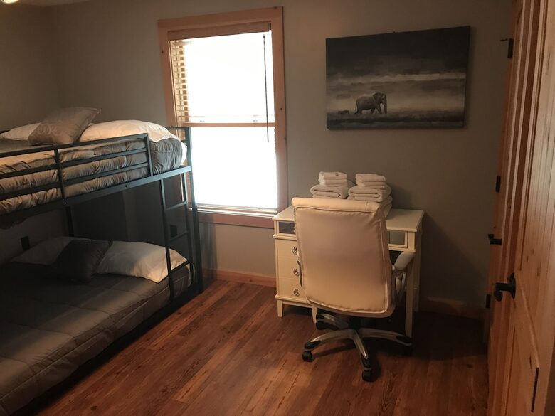 All-American Mountain Ski House | With a hot tub, wrap around deck, and panoramic views! - Madison, New Hampshire