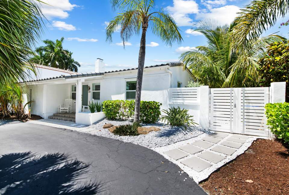Beach Cottage Waterfront Gem - Fort Lauderdale, Florida