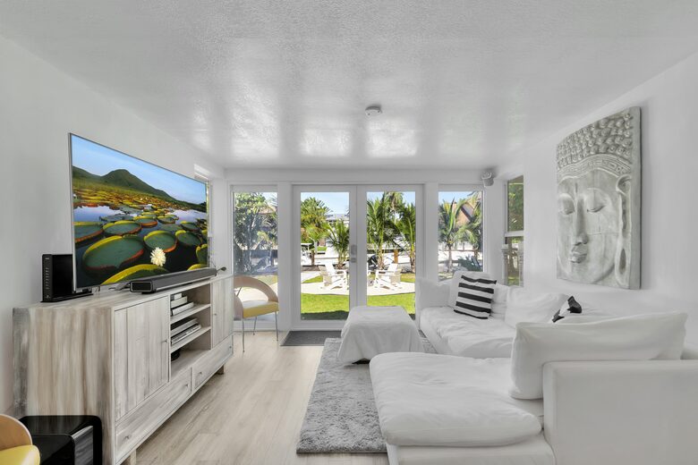 Beach Cottage Waterfront Gem - Fort Lauderdale, Florida