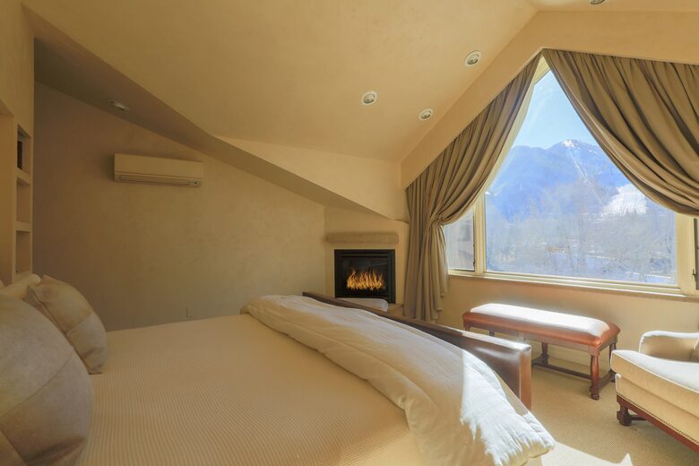 Aspen 3-Bedroom Escape with Panoramic Views - Aspen, Colorado