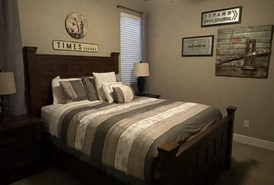 "City Streets" Queen Bedroom, Full Hall bath next door, Basement