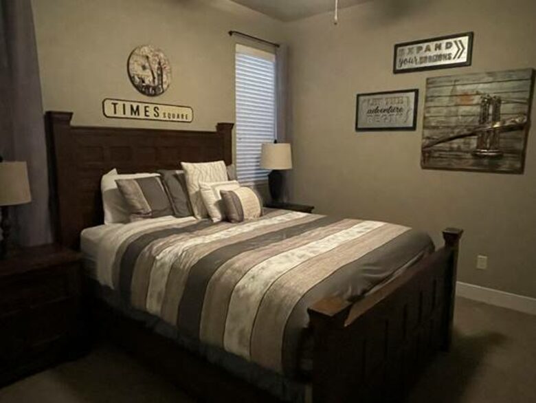 "City Streets" Queen Bedroom, Full Hall bath next door, Basement