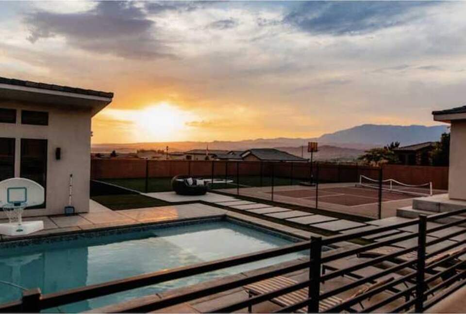 Modern Family-Friendly House |  Fun Backyard Private Pool & Pickleball - Hurricane, Utah