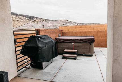 Modern Family-Friendly House | Fun Backyard Private Pool & Pickleball - Hurricane, Utah