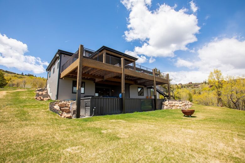 The Modern Bear | With a Private Pool, Ball Pit, Sleeps 12-50 - Garden City, Utah