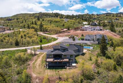 The Modern Bear | With a Private Pool, Ball Pit, Sleeps 12-50 - Garden City, Utah