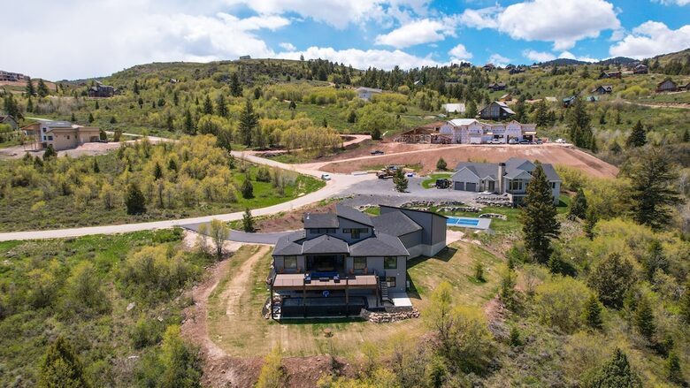 The Modern Bear | With a Private Pool, Ball Pit, Sleeps 12-50 - Garden City, Utah