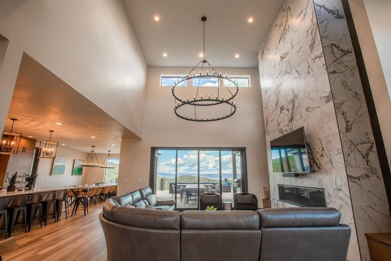 The Modern Bear | With a Private Pool, Ball Pit, Sleeps 12-50 - Garden City, Utah