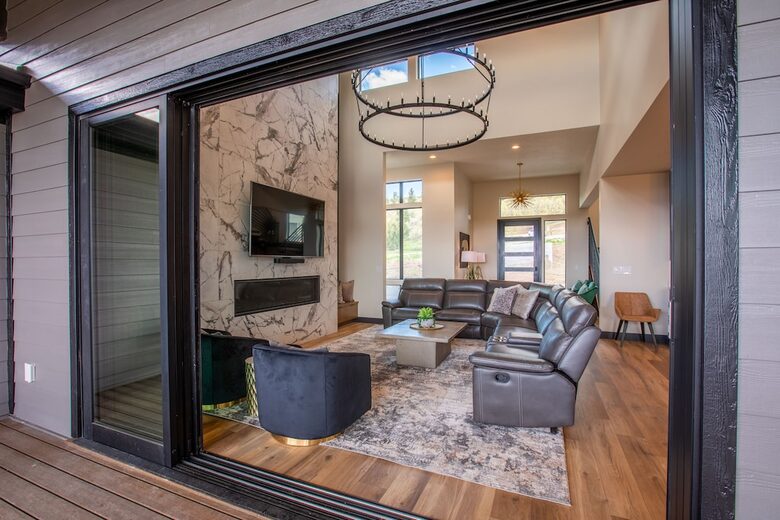 The Modern Bear | With a Private Pool, Ball Pit, Sleeps 12-50 - Garden City, Utah