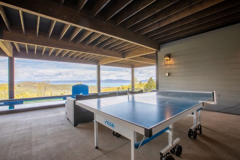 The Modern Bear | With a Private Pool, Ball Pit, Sleeps 12-50 - Garden City, Utah
