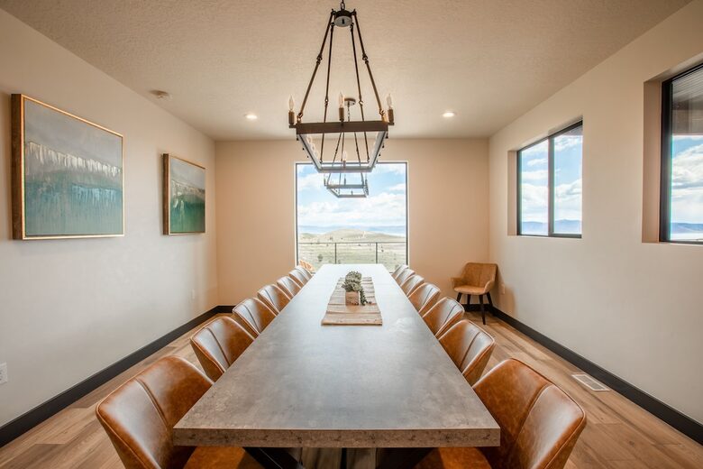 The Modern Bear | With a Private Pool, Ball Pit, Sleeps 12-50 - Garden City, Utah
