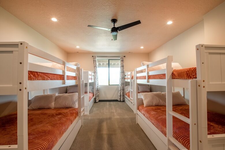 The Modern Bear | With a Private Pool, Ball Pit, Sleeps 12-50 - Garden City, Utah