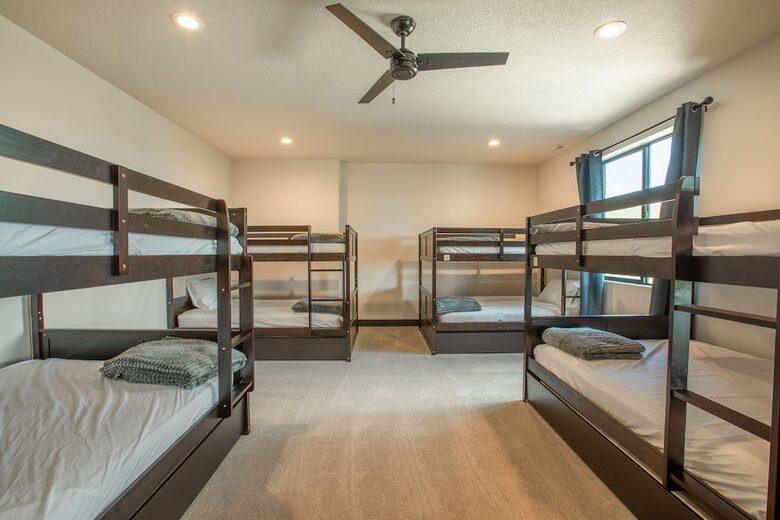 The Modern Bear | With a Private Pool, Ball Pit, Sleeps 12-50 - Garden City, Utah