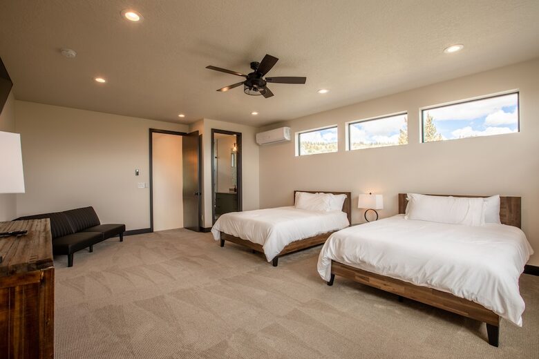The Modern Bear | With a Private Pool, Ball Pit, Sleeps 12-50 - Garden City, Utah