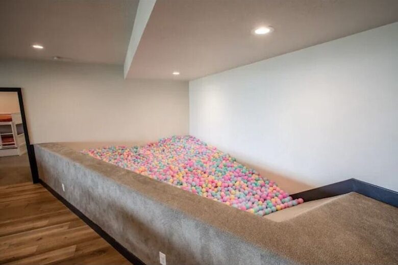 The Modern Bear | With a Private Pool, Ball Pit, Sleeps 12-50 - Garden City, Utah