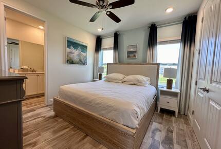 Master room. King size. Lake views.