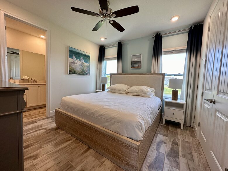 Master room. King size. Lake views.