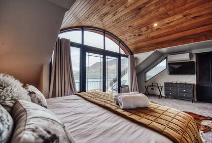 Queenstown home with stunning views and space for the family - Queenstown, New Zealand