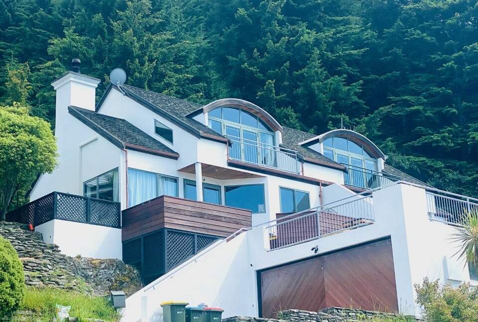 Queenstown home with stunning views and space for the family - Queenstown, New Zealand