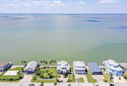 Bayfront Getaway with a Pool and Hot Tub - Galveston, Texas
