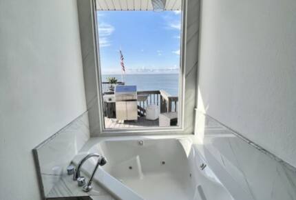 Bayfront Getaway with a Pool and Hot Tub - Galveston, Texas