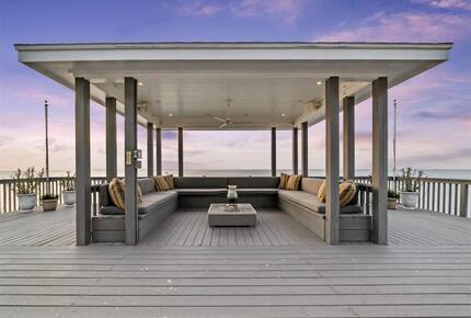 Bayfront Getaway with a Pool and Hot Tub - Galveston, Texas