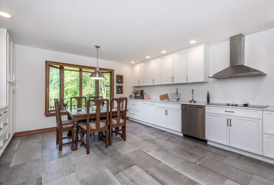 Gorgeous Lake House | 7 Bedrooms | Private Pool - Bridgewater, Connecticut