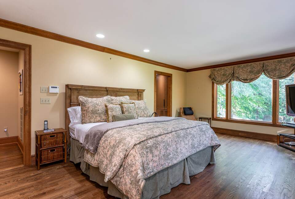 Gorgeous Lake House | 7 Bedrooms | Private Pool - Bridgewater, Connecticut