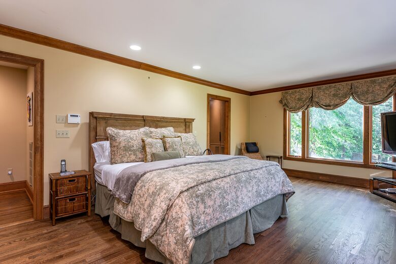 Gorgeous Lake House | 7 Bedrooms | Private Pool - Bridgewater, Connecticut