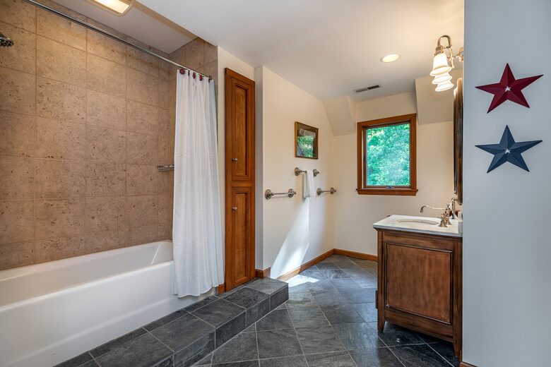 Gorgeous Lake House | 7 Bedrooms | Private Pool - Bridgewater, Connecticut