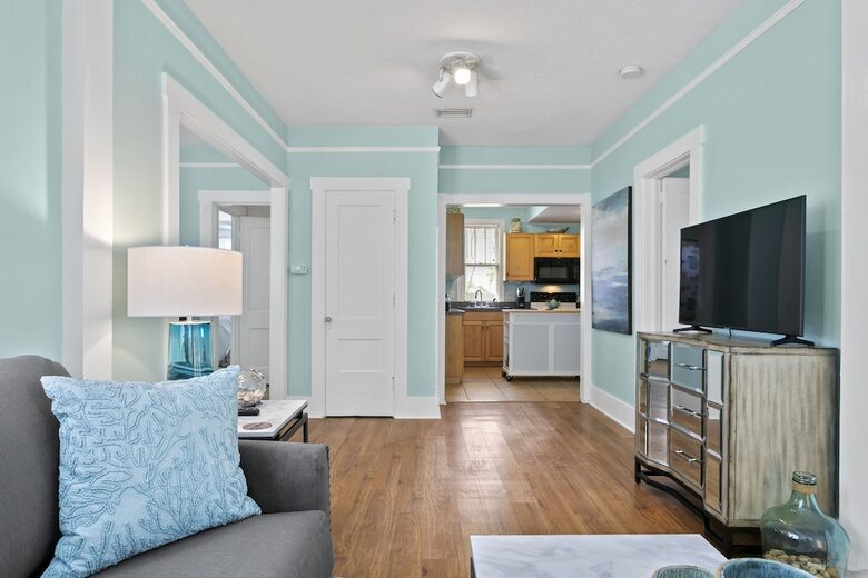 Quaint Bungalow just off Main Street - Dunedin, Florida