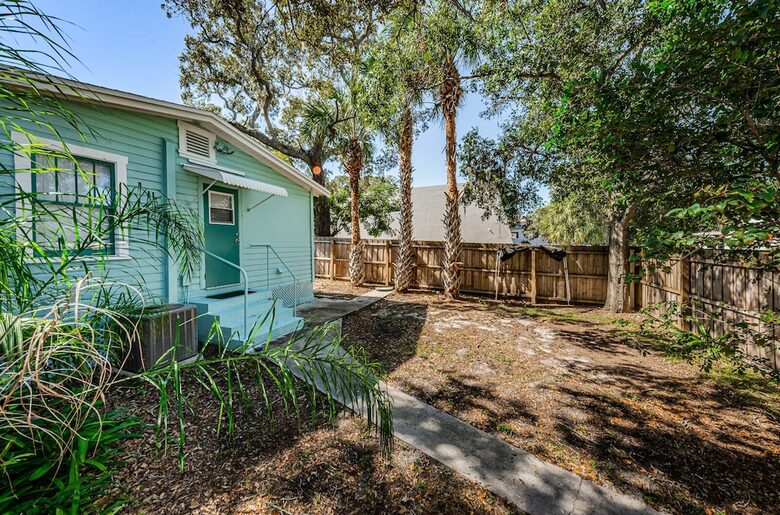 Quaint Bungalow just off Main Street - Dunedin, Florida